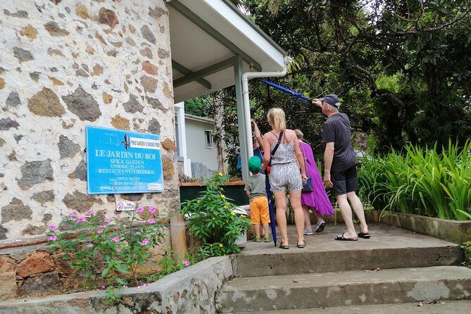 Island tour with the beach buggy - Meet François and his style of guiding