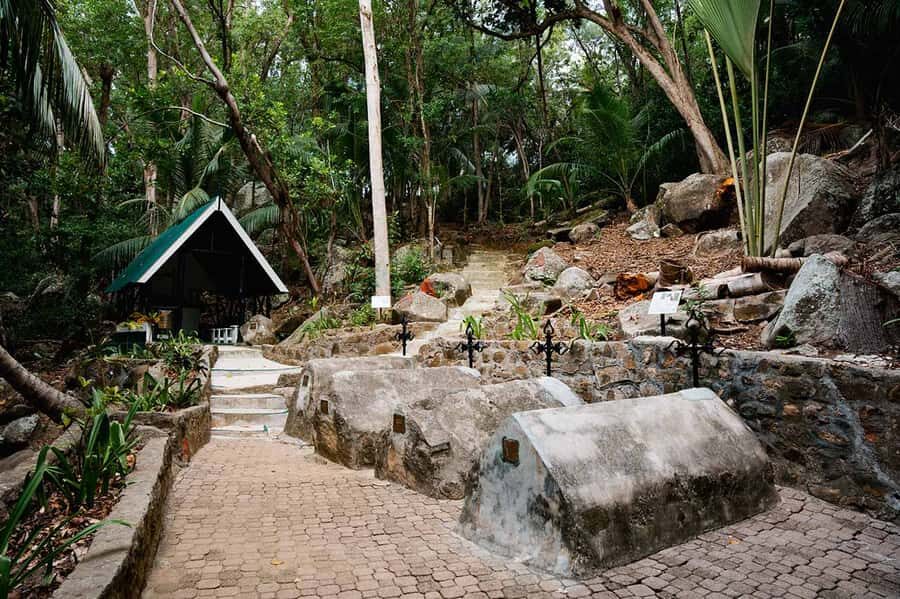Mahé: Saint-Anne Marine Park and Moyenne Island Cruise - Snorkeling in the Marine Park: two chances, two different experiences