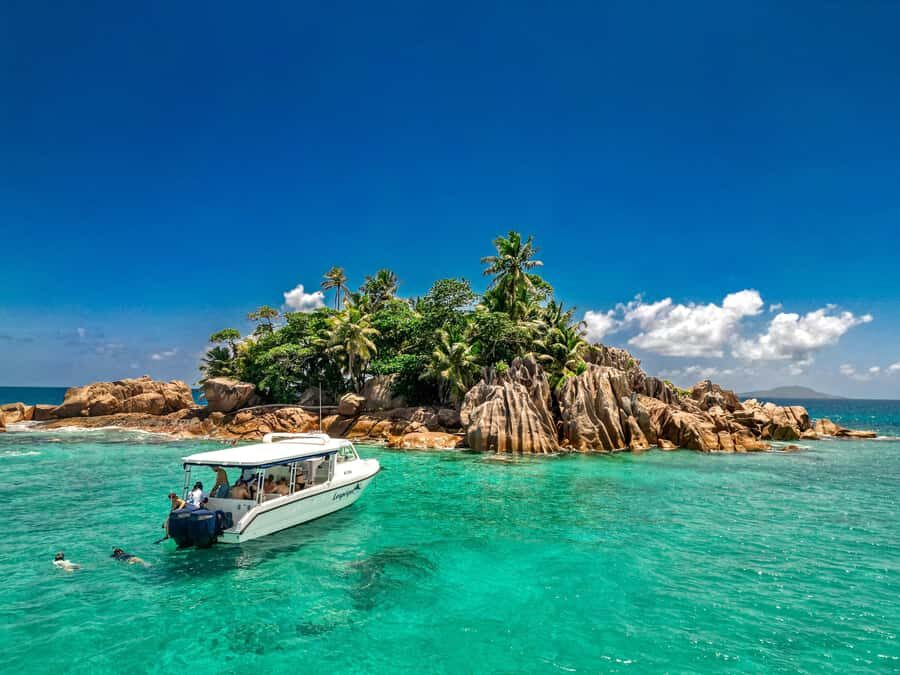 Praslin: Curieuse & St. Pierre Full-Day Boat Trip with Lunch - From Praslin pickup to the first salty splash