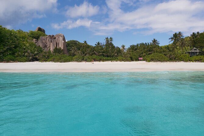 Private Seychelles Islands Tour by Boat with snacks & drinks - Snacks, drinks, and what comfort looks like on a small charter